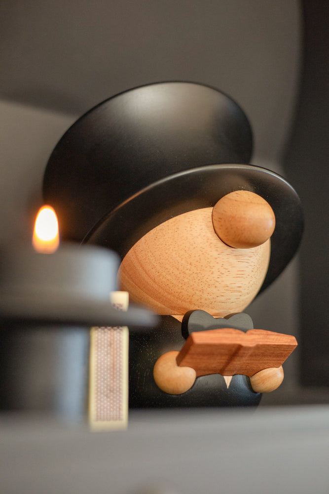 
                  
                    HC Andersen XXL figur ved siden af et stearinlys. Giver et sofistikeret udtryk til figuren af den kendte danske forfatter. 
                  
                