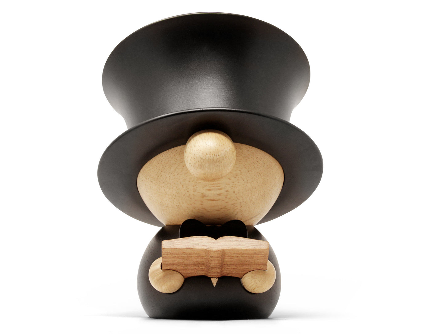 H. C. Andersen, den kendte forfatter, lavet som figur i malet træ. Han holder en bog i begge hænder og har sin ikoniske sorte hat på hovedet.