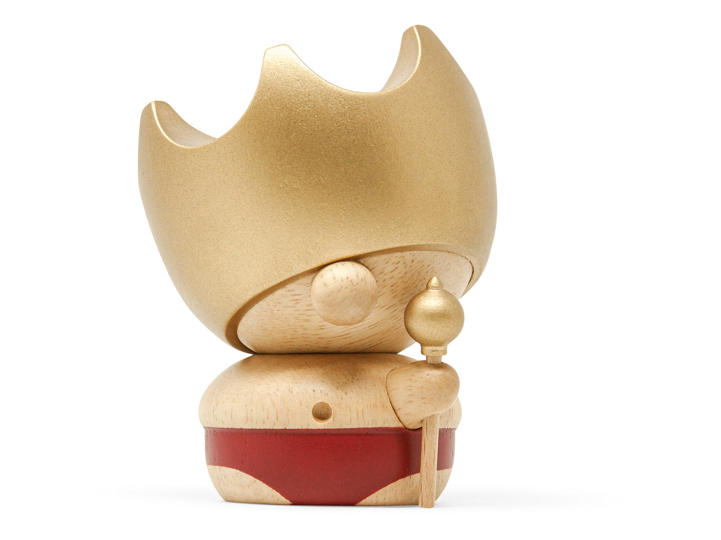 Kejserens nye klæder figuren. Lavet i malet træ. Set forfra i samlet udgave med scepter, gylden krone og røde underbukser. 