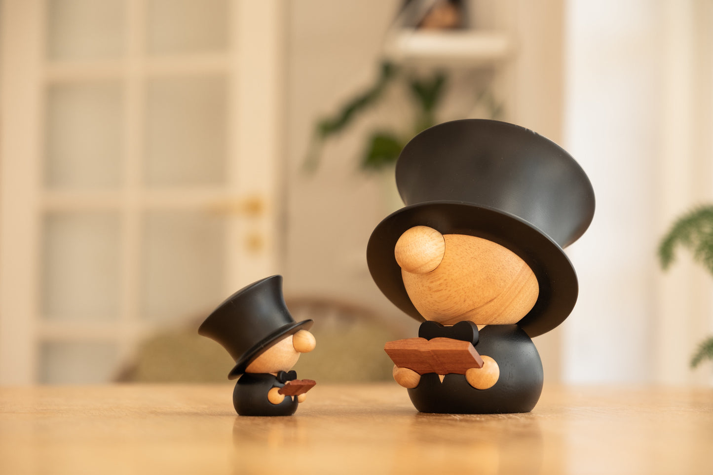 
                  
                    Stemningsbillede af H.C. Andersen XXL figur og den mindre HC Andersen figur fra Fablewood. Begge figurer står som dekoration i hjemmet. 
                  
                