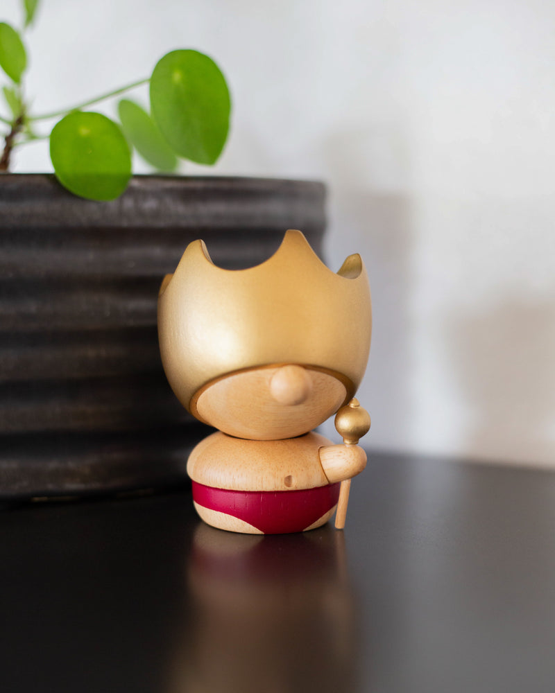 
                  
                    Kejserens nye klæder figuren som dekoration på skrivebord.
                  
                