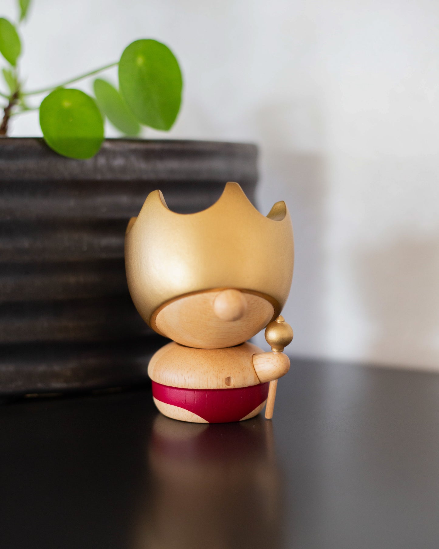 
                  
                    Kejserens nye klæder figuren som dekoration på skrivebord.
                  
                